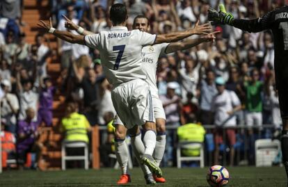 Cristiano Ronaldo abraza a Bale después del pase de gol del 1-0.