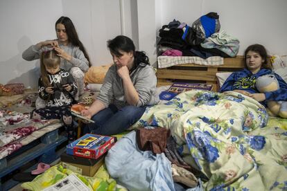 En un local comercial cedido, un grupo de voluntarios de organizaciones de ucranianos en la diáspora han instalado camas para que mujeres y niños descansen hasta que encuentren un alojamiento definitivo. Tienen baño y una cocina para calentar alimentos.