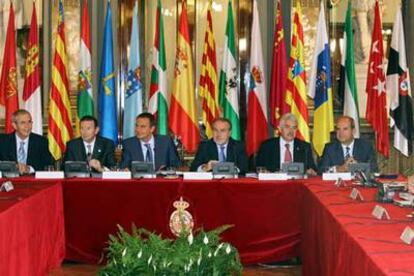 La última Conferencia de Presidentes. De izquierda a derecha, Touriño, Ibarretxe, Zapatero, Solbes, Maragall y Chaves.