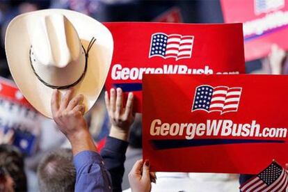 El presidente Bush levanta su sombrero tejano durante un acto electoral de final de campaña ayer en Wilmington (Ohio).