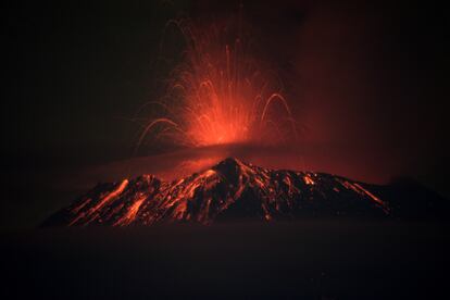 La constante expulsión de ceniza del volcán Popocatépetl ha llevado a Protección Civil a aumentar este fin de semana el nivel de riesgo, que ahora sube de la fase 2 a la fase 3 de la alerta amarilla. En la imagen, el volcán visto desde la comunidad de San Nicolás de los Ranchos, en el Estado de Puebla, el pasado 20 de mayo. 