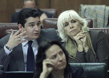 Antonio Sanz y Teófila Martínez, ayer, en el Parlamento andaluz.