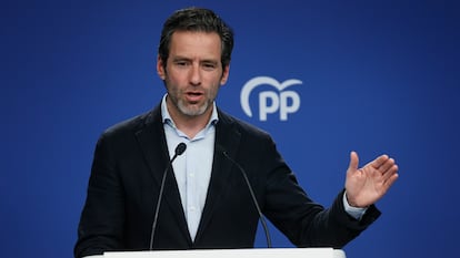 El portavoz del PP, Borja Sémper, durante la rueda de prensa ofrecida este lunes en la sede del partido, en Madrid.