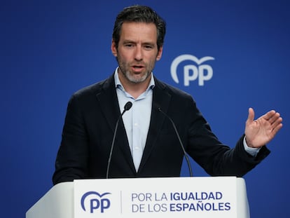 El portavoz del PP, Borja Sémper, durante la rueda de prensa ofrecida este lunes en la sede del partido, en Madrid.