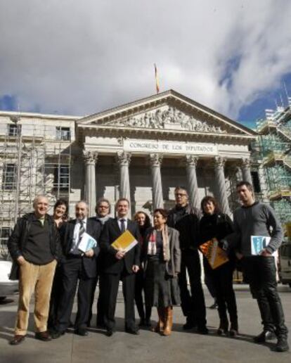 Los portavoces del BNG, ERC y Amaiur, entre otros, posan ante el Congreso.