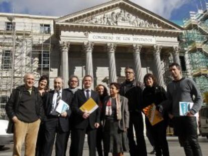 Los portavoces del BNG, ERC y Amaiur, entre otros, posan ante el Congreso.