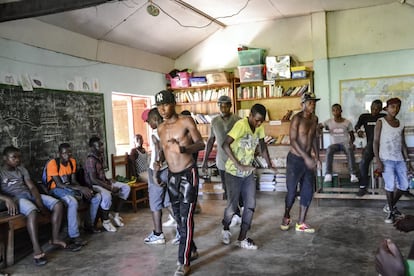 Algunos jóvenes enseñan pasos de hip hop en el centro cívico de Djoum.
