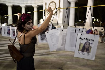Una activista disfrazada de Catrina protesta por los feminicidios en México