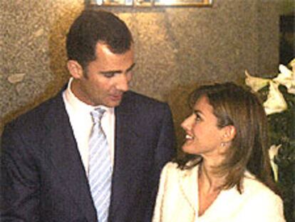 El príncipe Felipe y Letizia Ortiz, en el Teatro Real de Madrid el pasado lunes.
