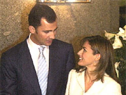 El príncipe Felipe y Letizia Ortiz, en el Teatro Real de Madrid el pasado lunes.