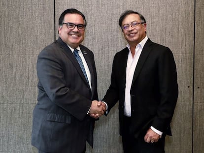 El presidente electo de Colombia, Gustavo Petro, durante una reunión con el embajador encargado de Estados Unidos en Colombia, Francisco Palmieri, en Bogotá, el 18 de julio de 2022.
