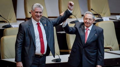 El presidente de Cuba, Miguel Díaz Canel, junto a Raúl Castro.