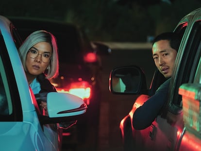 Ali Wong y Steven Yeun, en una escena de 'Bronca'.