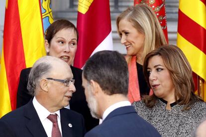 Varios de los asistentes a la Conferencia de presidentes autonómicos junto con el rey Felipe VI.