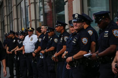 Agentes de la policía de Nueva York en el barrio de Chelsea, Nueva York.