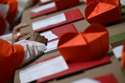 Así es la papeleta con la que los cardenales votan al nuevo Papa en el cónclave de la Capilla Sixtina | Internacional | EL PAÍS