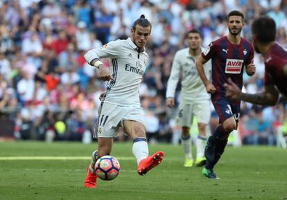 Gareth Bale (i) del Real Madrid intenta no perder el balón.