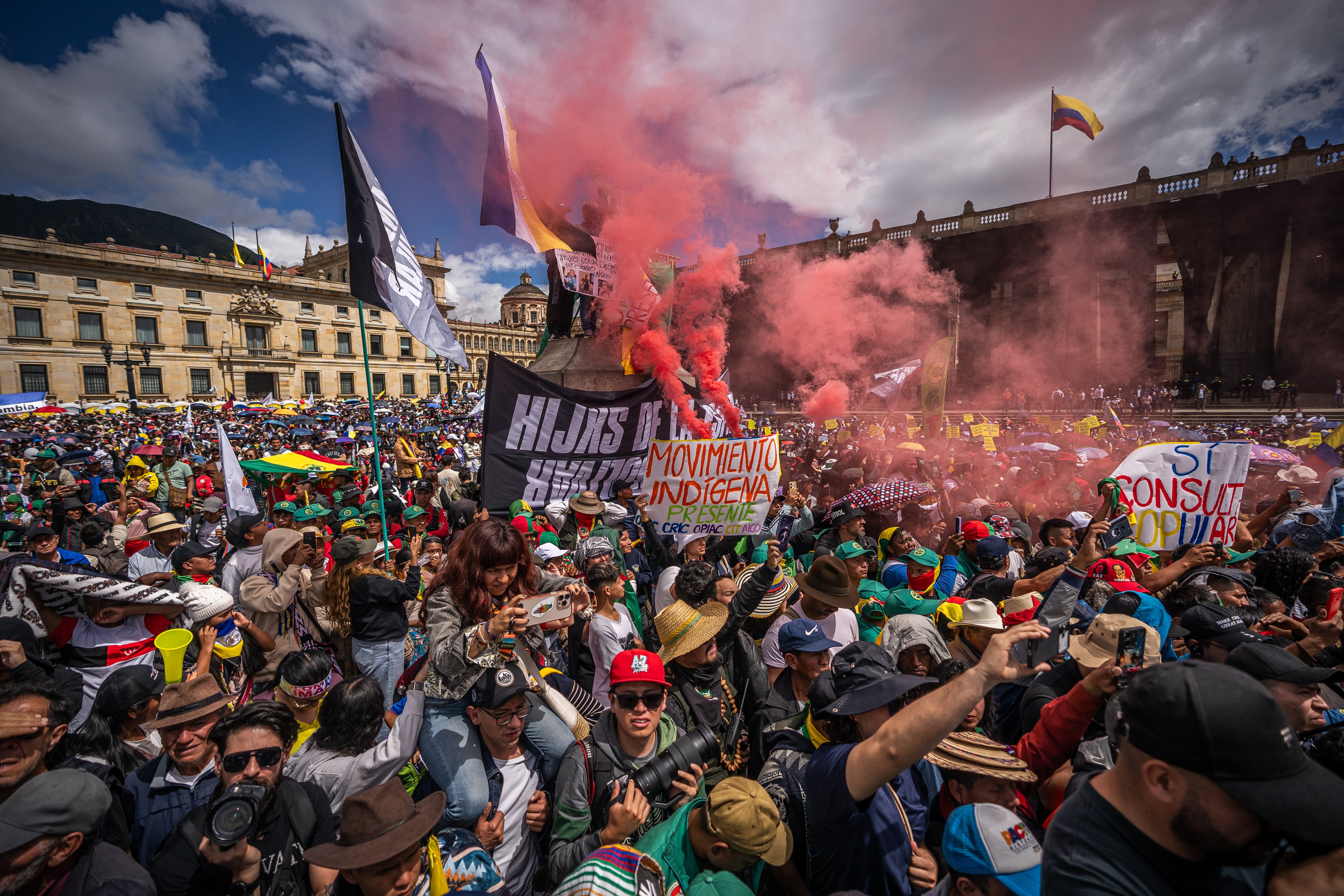 Integrantes de distintos sectores sociales muestran su apoyo a Gustavo Petro durante una concentración en Bogotá, el 1 de mayo.