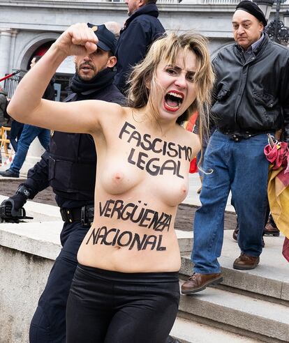Una activista de femen española protesta contra una concentración para homenajear a Franco.