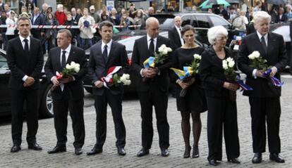 De izquierda a derecha: el primer ministro noruego, Jens Stoltenberg; su homólogo danés; el príncipe Federico de Dinamarca; el primer ministro sueco; la princesa Victoria de Suecia; la primera ministra y el presidente de Islandia, ayer en Oslo.