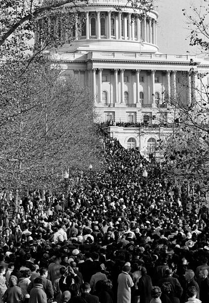 24 de noviembre de 1963. Cientos de personas esperan su turno frente el Capitolio (Washington) para presentar sus respetos al presidente asesinado, John F. Kennedy.