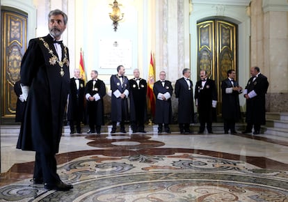 El presidente del Tribunal Supremo y del Consejo General del Poder Judicial, Carlos Lesmes (primer término), durante la solemne sesión de apertura del año judicial 2017/2018.