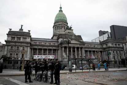 Policía frente al Congreso tras los disturbios desatados en marcha contra el presupuesto.