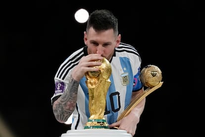 Lionel Messi besa la Copa del Mundo tras recibir el premio a mejor jugador del Mundial. 