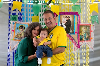 Renata e Eduardo Campos com o filho caçula, Miguel, que nasceu em janeiro de 2014. O registro foi feito pelo fotógrafo Alexandre Severo, que trabalhava com o ex-governador e também morreu na tragédia.