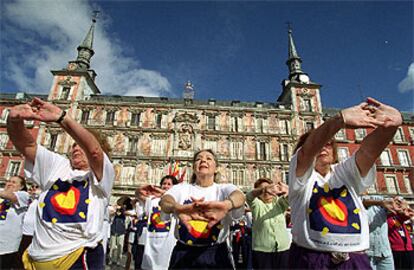 Mujeres haciendo gimnasia en la plaza Mayor de Madrid en un acto organizado en la Semana del Corazón.