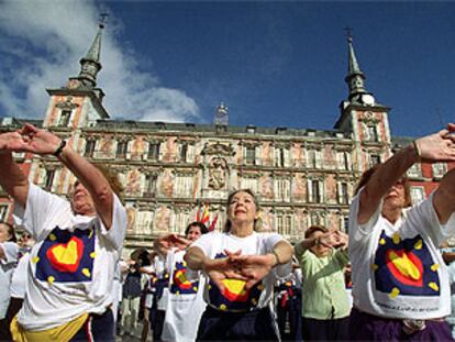 Mujeres haciendo gimnasia en la plaza Mayor de Madrid en un acto organizado en la Semana del Corazón.