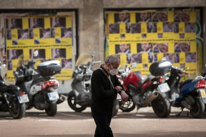 Un hombre pasea este sábado por el barrio del Clot, en Barcelona.