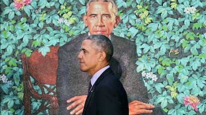 Barak Obama, expresidente de Estados Unidos, ante su retrato.