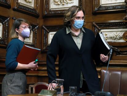 La alcaldesa Ada Colau, junto a su teniente de alcalde Janet Sanz, poco antes del pleno del Ayuntamiento de Barcelona.