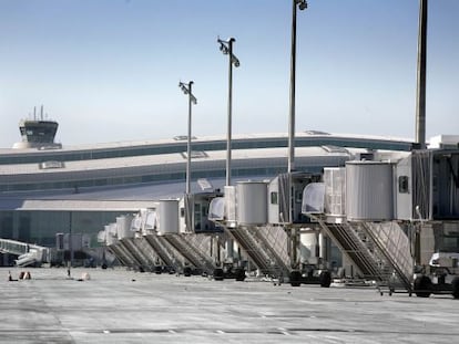 Zona de estacionamiento de aviones de la T-1 cercana al &aacute;rea afectada por el hundimiento.