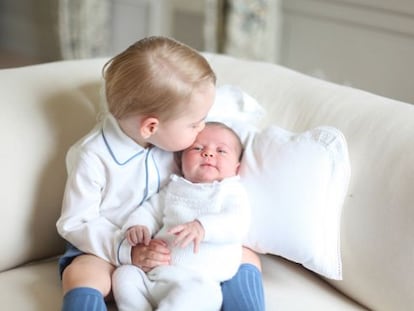 Carlota de Cambridge, en brazos de su hermano Jorge.