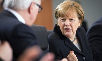 La canciller alemana Angela Merkel (d) reacciona durante la reuni&oacute;n de su Gabinete de Gobierno celebrada en la Canciller&iacute;a Federal en Berl&iacute;n (Alemania), el 13 de enero de 2016. 