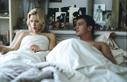 Scarlett Johansson e Jonathan Rhys Meyers em uma cena de 'Match Point'.
