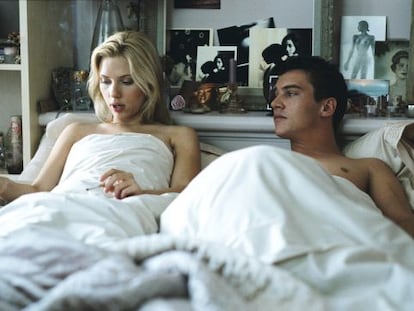 Scarlett Johansson e Jonathan Rhys Meyers em uma cena de 'Match Point'.