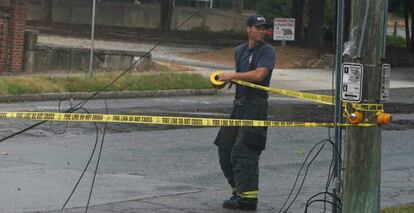 Precinto de una calle por una l&iacute;nea el&eacute;ctrica ca&iacute;da en Wilmington (Carolina del Norte).