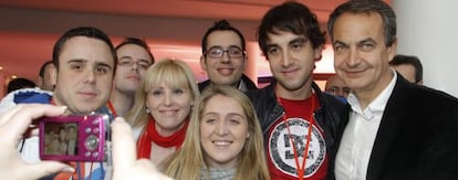 El todavía secretario general del PSOE, José Luis Rodríguez Zapatero, junto a jóvenes militantes del partido.