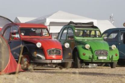 Dos ejemplos del carismático 2CV que están estos días en el 20º encuentro internacional que se celebra este año en Alcañiz.