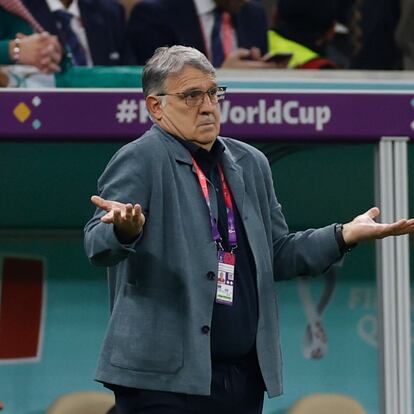 GR6023. LUSAIL (CATAR), 26/11/2022.- El seleccionador de México Gerardo Martino dirige hoy, en un partido de la fase de grupos del Mundial de Fútbol Qatar 2022 entre Argentina y México en el estadio de Lusail (Catar). EFE/ Alberto Estevez
