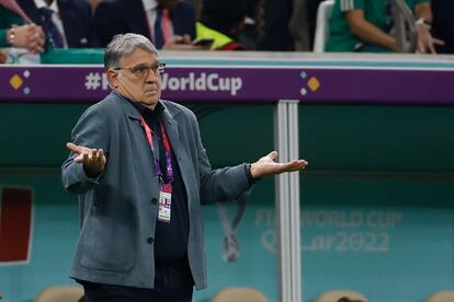 El seleccionador de México Tata Martino en el partido contra Argentina.