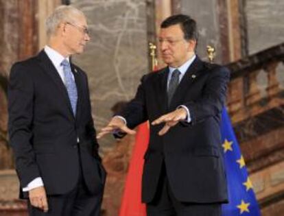 El presidente de la Comisión Europea, José Manuel Barroso (der), y el presidente del Consejo Europeo, Herman Van Rompuy, (i) en Bruselas. EFE/Archivo