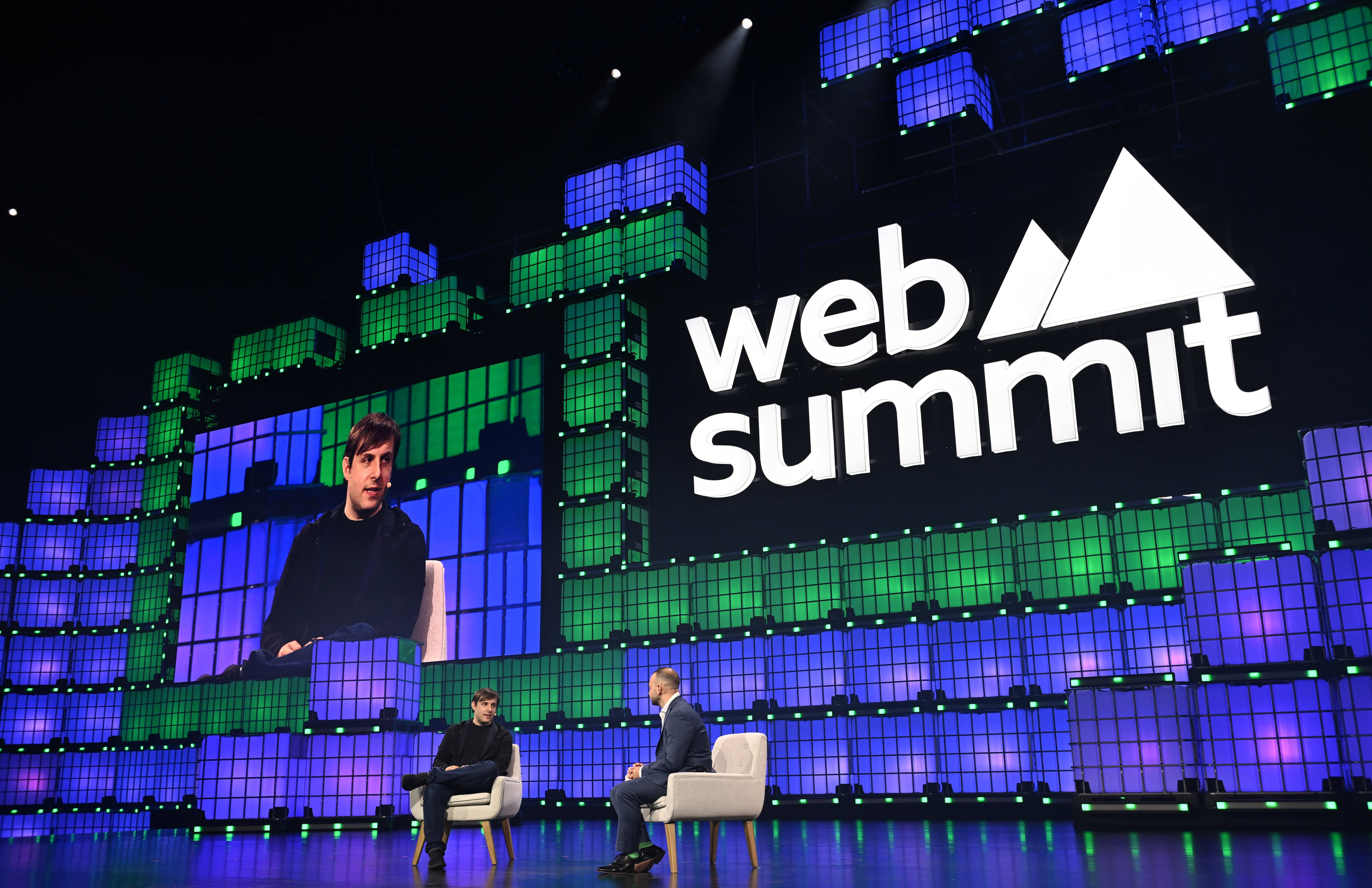 Max Hodak, fundador y CEO de Science (izquierda), y Alex Kantrowitz, fundador de Big Technology, en el escenario principal durante el primer día del Web Summit 2025 en el MEO Arena, en Lisboa, Portugal, el 11 de noviembre.