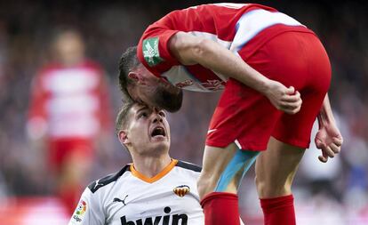 Manu Vallejo y Quini discuten durante el partido en Mestalla.