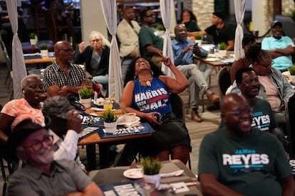 La comunidad haitiana-americana reaccionan al debate entre los dos candidatos a la presidencia estadounidense el martes en un restaurante en Miami. 