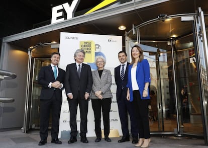 El presidente de EY, Federico Linares; el comisario de Mercado Interior, Thierry Breton; la directora de EL PAÍS, Soledad Gallego-Díaz; el consejero delegado de Prisa Noticias, Alejandro Martínez Peón; y la secretaria de Estado de Comercio, Xiana Méndez.