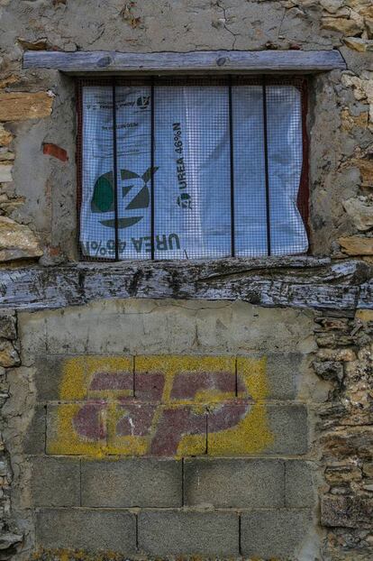 Propaganda de Alianza Popular resistiendo al tiempo en una pared de Toril, en el sur de Teruel.